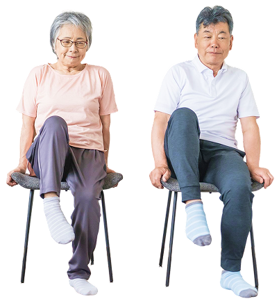 椅子に座って脚を上げるシニア